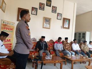 Kapolsek Keritang AKP RAMLI SAMOSIR bersama personil Bhabinkamtibmas desa Kayu Raja Bripka ARJUL mel